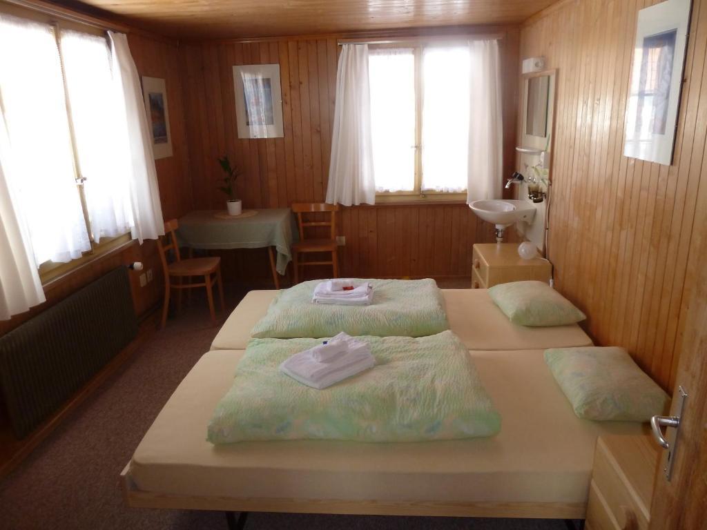 Hotel Gasthof Derby Zweisimmen Zimmer foto